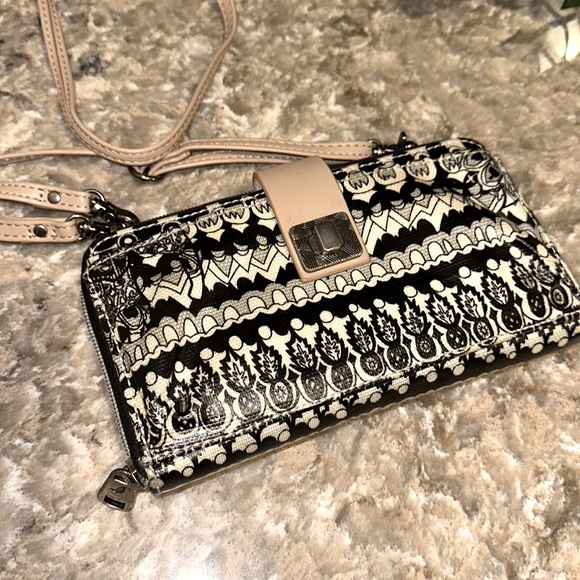 Sakroots Cross Body / wristlet Wallet artsy black cream doodle smartphone pocket - Picture 1 of 17